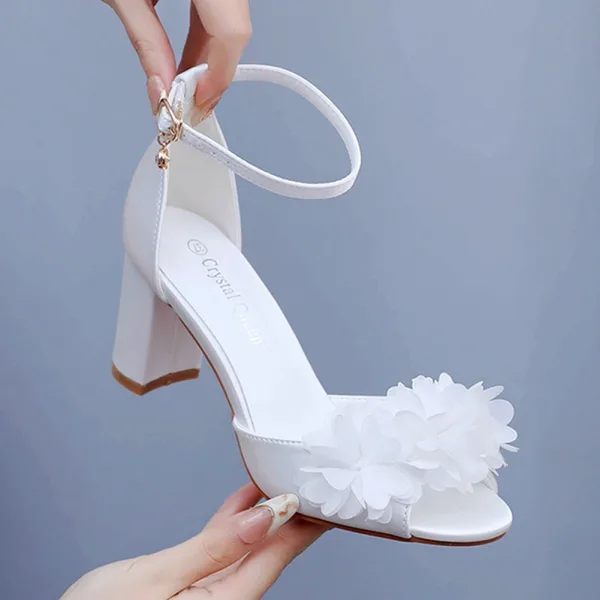 Schöne Weiß Applikationen Knöchelriemen Brautschuhe 2024 7 cm Thick Heels Peeptoes Hochzeit Sandaletten Hochhackige
