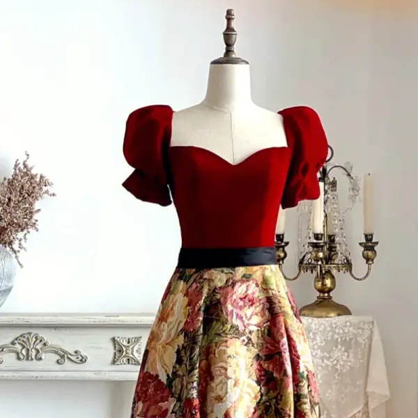 Elegante Vintage Burgunderrot Stickerei Wildleder Ballkleider 2022 A Linie Eckiger Ausschnitt Kurze Ärmel Rückenfreies Stoffgürtel Lange Ball Festliche Kleider