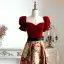 Elegante Vintage Burgunderrot Stickerei Wildleder Ballkleider 2022 A Linie Eckiger Ausschnitt Kurze Ärmel Rückenfreies Stoffgürtel Lange Ball Festliche Kleider