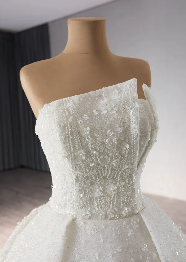 High End Weiß Handgefertigt Perlenstickerei Pailletten Applikationen Brautkleider / Hochzeitskleider 2024 Ballkleid Bandeau Ärmellos Rückenfreies Königliche Schleppe Hochzeit
