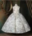 Sexy Weiß Perlenstickerei Pailletten Kurze Geburtstag Blumenmädchenkleider 2024 Ballkleid Stehkragen Ärmellos Rückenfreies