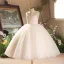 Elegante Weiß Perle Hochzeit Blumenmädchenkleider 2026 Ballkleid Spaghettiträger Ärmellos Rückenfreies Wadenlang