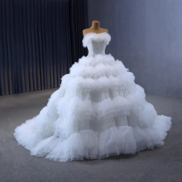 Luxus / Herrlich Weiß Perlenstickerei Pailletten Fallende Rüsche Brautkleider / Hochzeitskleider 2023 Ballkleid Bandeau Ärmellos Rückenfreies Sweep / Pinsel Zug Hochzeit