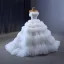 Luxus / Herrlich Weiß Perlenstickerei Pailletten Fallende Rüsche Brautkleider / Hochzeitskleider 2023 Ballkleid Bandeau Ärmellos Rückenfreies Sweep / Pinsel Zug Hochzeit