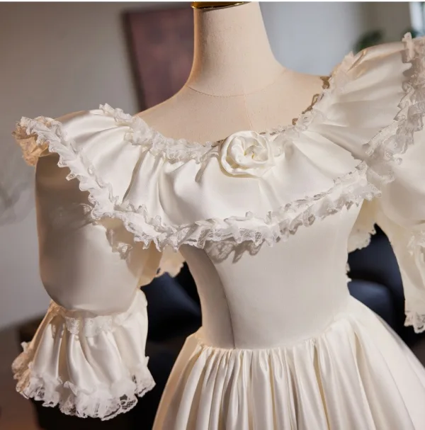 Medieval Vintage / Retro White Satin Lace Flower Wedding Dresses 2024 Ball Gown Scoop Neck Puffy Short Sleeve Backless Floor-Length / Long Wedding