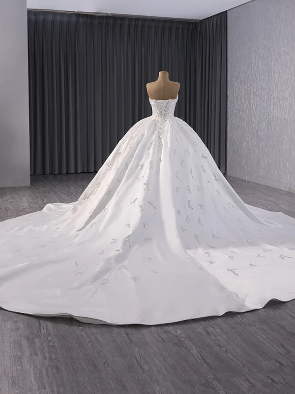 Luxus / Herrlich Weiß Handgefertigt Perlenstickerei Pailletten Satin Brautkleider / Hochzeitskleider 2024 Ballkleid Bandeau Ärmellos Rückenfreies Königliche Schleppe Hochzeit
