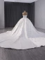 Luxus / Herrlich Weiß Handgefertigt Perlenstickerei Pailletten Satin Brautkleider / Hochzeitskleider 2024 Ballkleid Bandeau Ärmellos Rückenfreies Königliche Schleppe Hochzeit