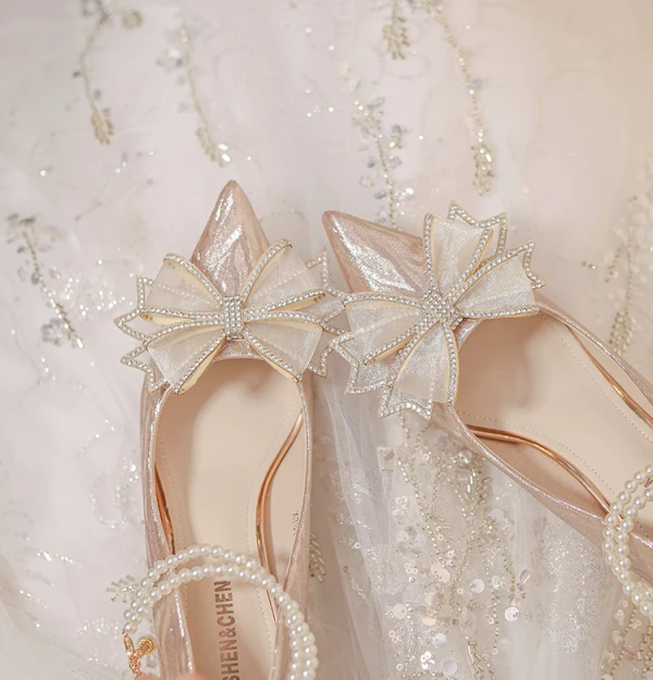 Charmant Doré Perle Bride Cheville Faux Diamant Noeud Chaussure De Mariée 2023 7 cm Talons Aiguilles À Bout Pointu Mariage Escarpins Talons Hauts