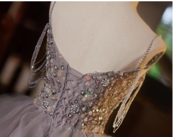 Charming Grey Cascading Ruffles Beading Pearl Sequins Prom Dresses 2024 Ball Gown Spaghetti Straps Sleeveless Backless Floor-Length / Long Prom Formal Dresses