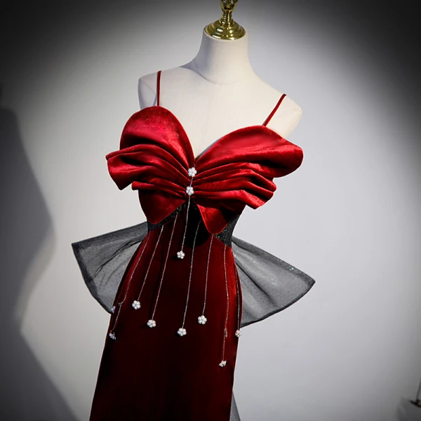 Sexy Bordeaux Velours Robe De Soirée 2023 Trompette / Sirène Bretelles Spaghetti Faux Diamant Sans Manches Dos Nu Noeud Train De Balayage Soirée Robe De Ceremonie
