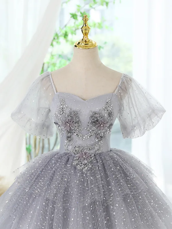 Charmant Gris Perlage Paillettes Appliques Anniversaire Robe De Fête 2024 Robe Boule Encolure Carrée Manches Courtes Dos Nu Courte Robe De Ceremonie