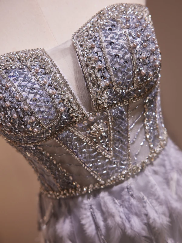 High End Charmant Grau Handgefertigt Perlenstickerei Perle Pailletten Feder Abendkleider 2024 Meerjungfrau Bandeau Ärmellos Rückenfreies Sweep / Pinsel Zug Strand