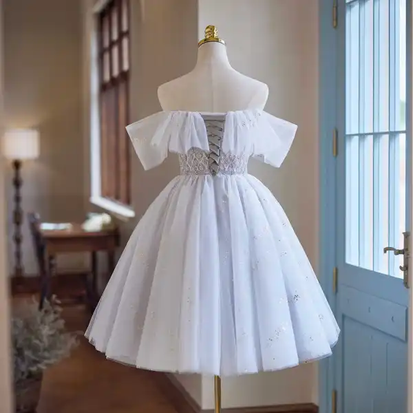Simple Blanche Perlage Paillettes de retour Robe De Graduation 2024 De l'épaule Manches Courtes Dos Nu Courte Robe De Ceremonie