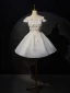Charmant Blanche Perle Faux Diamant En Dentelle Fleur Appliques Robe De Mariée Courte 2024 De l'épaule Sans Manches Dos Nu Courte Robe De Mariée