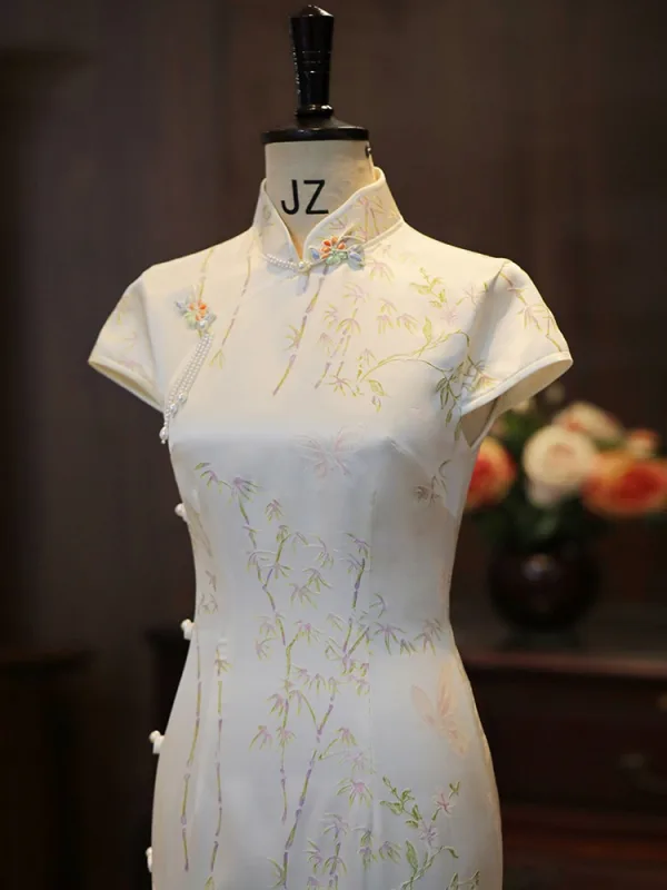 Chinesischer Stil Weiß Stickerei Gespaltete Front Seide Cheongsam 2026 Meerjungfrau Stehkragen Ärmel Wadenlang