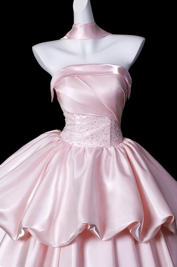 Härlig Rodnande Rosa Cascading Volanger Satin Balklänningar 2026 Balklänning Axelbandslös Ärmlös Halterneck