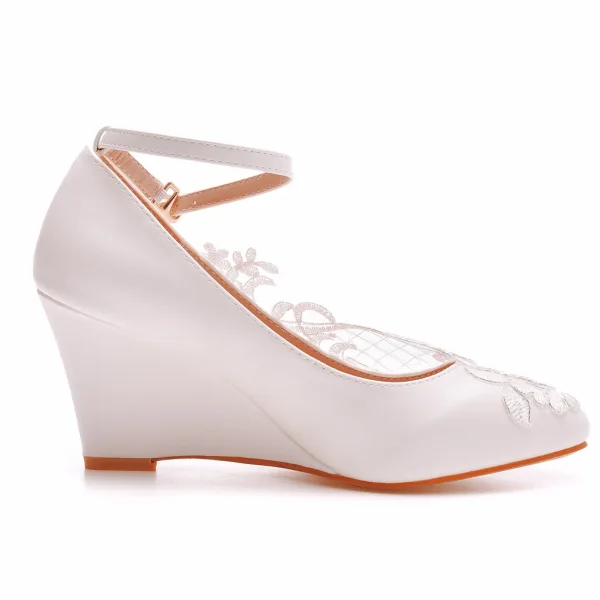 Classique Blanche En Dentelle Fleur Paillettes Chaussure De Mariée 2023 Bride Cheville 8 cm Compensées À Bout Pointu Mariage Talons Hauts