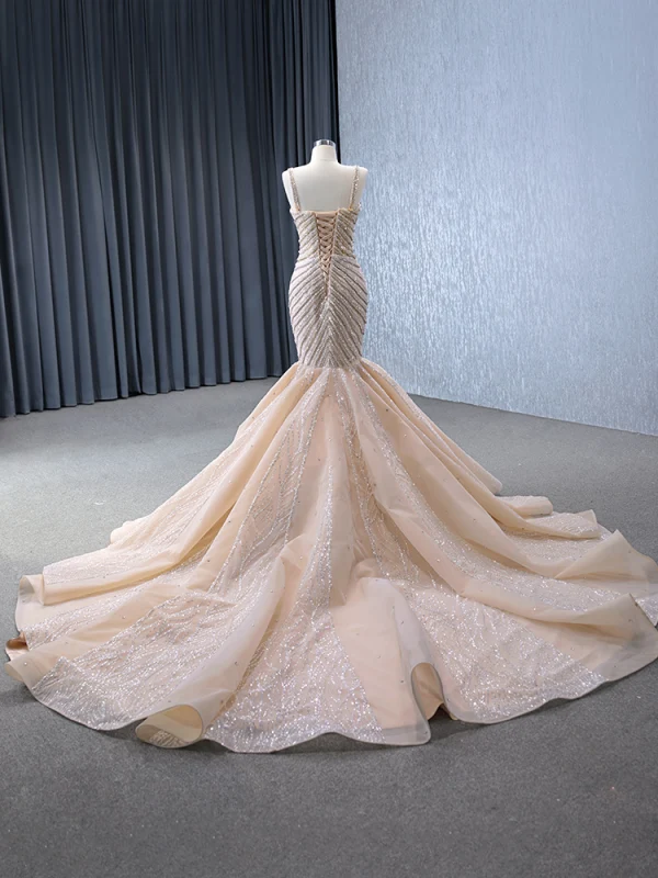 Luxe Scintillantes Champagne Fait main Perlage Faux Diamant Paillettes Robe De Mariée 2024 Trompette / Sirène Bretelles Spaghetti Sans Manches Dos Nu Chapel Train Mariage
