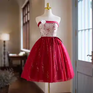 Sjarmerende Burgunder Printing Paljetter Sash Sløyfe Homecoming Graduation Kjoler 2024 Prinsesse Strapless Uten Ermer Ryggløse Knelengde Formelle Kjoler