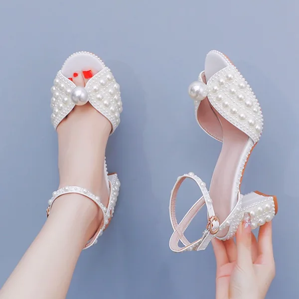 Élégant Blanche Perle Bride Cheville Chaussure De Mariée 2024 7 cm Talons Épais Peep Toes / Bout Ouvert Mariage Sandales Talons Hauts