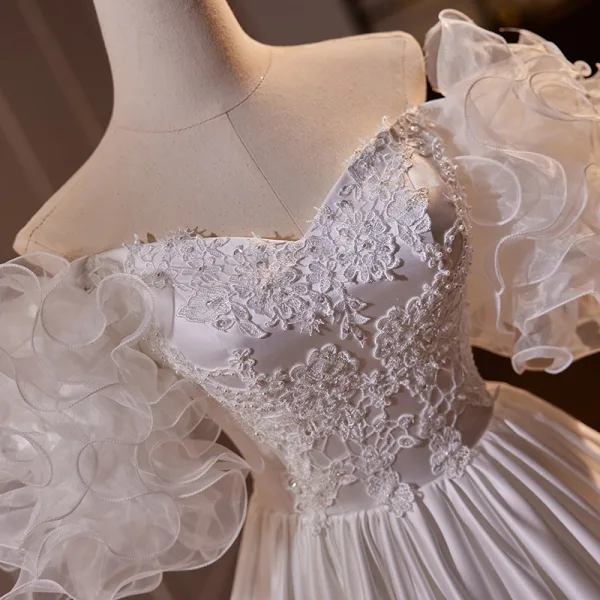 Vintage / Retro White Lace Flower Satin Cascading Ruffles Wedding Dresses 2024 Ball Gown Off-The-Shoulder Short Sleeve Backless Floor-Length / Long Wedding
