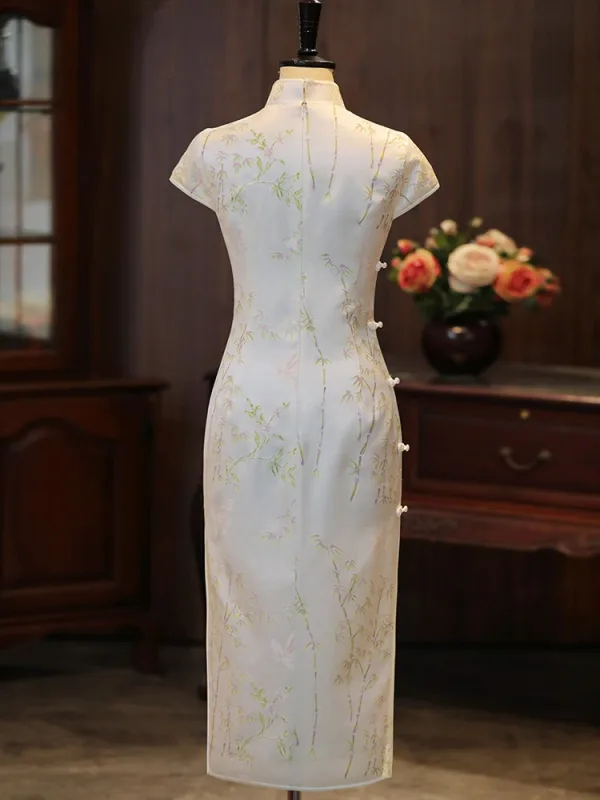 Chinesischer Stil Weiß Stickerei Gespaltete Front Seide Cheongsam 2026 Meerjungfrau Stehkragen Ärmel Wadenlang