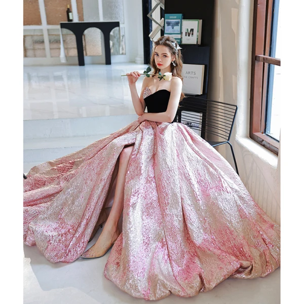 Charmant Noire Faux Diamant Paillettes Robe De Bal 2022 Robe Boule Bustier Sans Manches Dos Nu Fendue devant Train De Balayage Robe De Ceremonie