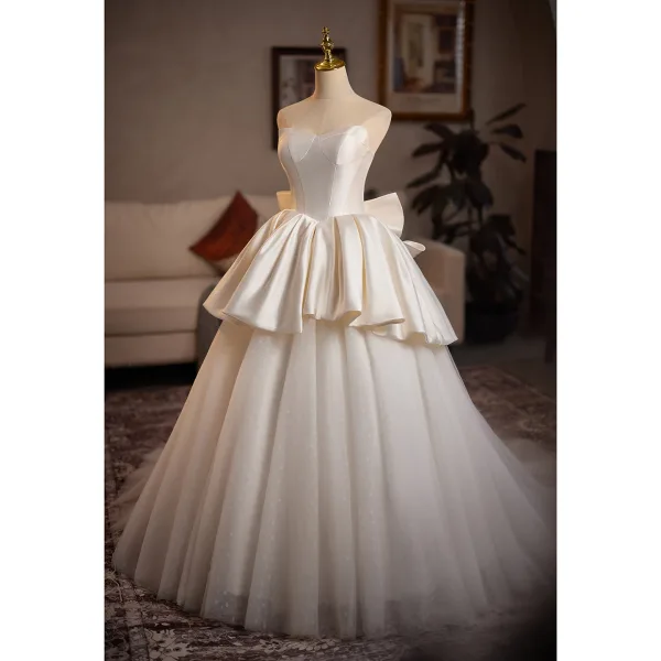 Vintage / Originale Blanche Volants en Cascade Satin Robe De Mariée 2025 Robe Boule Bustier Sans Manches Dos Nu Noeud Train De Balayage
