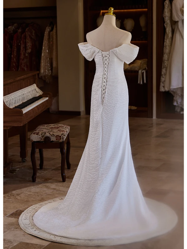Schlicht Weiß Gespaltete Front Leichtes Brautkleider / Hochzeitskleider 2024 Meerjungfrau Off Shoulder Kurze Ärmel Rückenfreies Sweep / Pinsel Zug Hochzeit