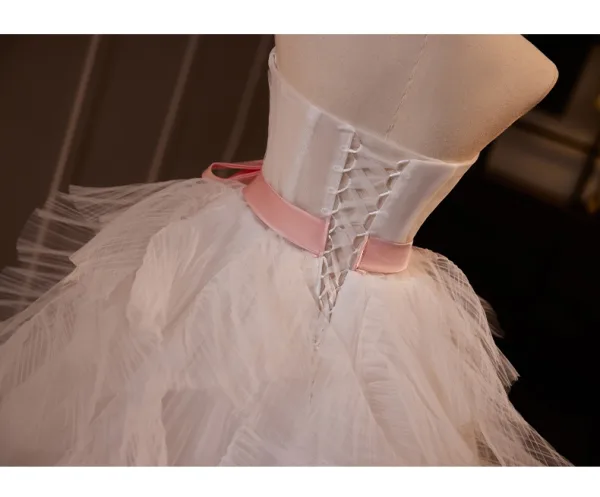 Chic / Belle Blanche Robe De Mariée De Bal 2024 Volants en Cascade Bustier Sans Manches Dos Nu Noeud Ceinture Train De Balayage Mariage Robe Boule