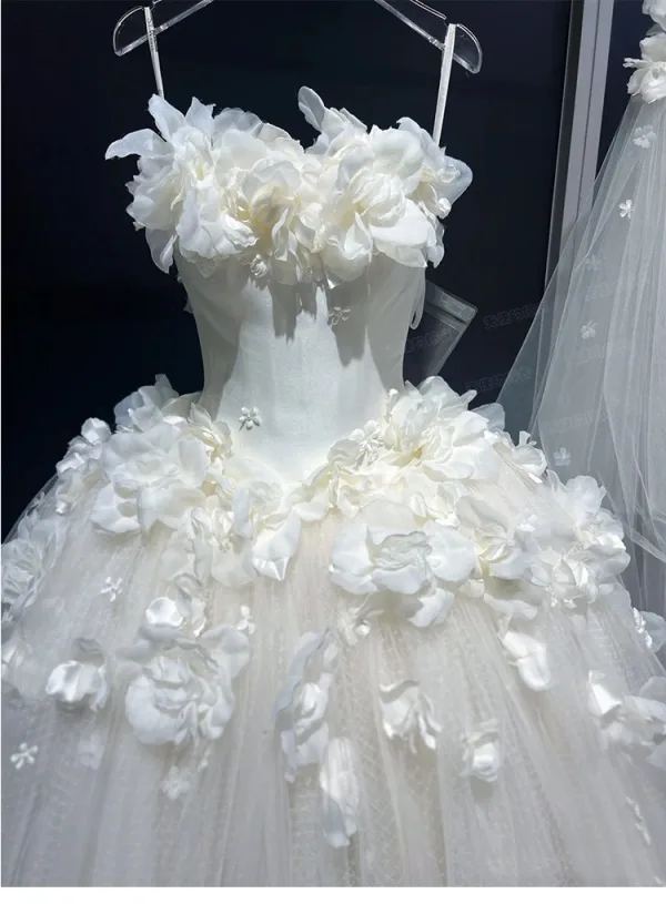 Elegant White Appliques Wedding Dresses 2025 Ball Gown Strapless Sleeveless Backless Court Train Wedding