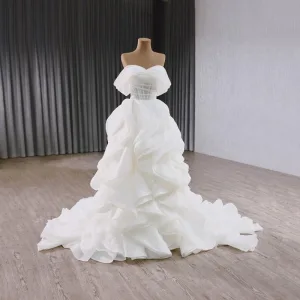High End Hvit Gripende Ruffles Brudekjoler 2025 Prinsesse Strapless Uten Ermer Ryggløse Domstol Tog Bryllup