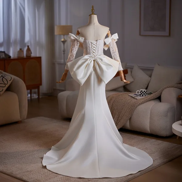 Elegante Ivory / Creme Spitze Blumen Satin Brautkleider / Hochzeitskleider 2025 Meerjungfrau Bandeau 3/4 Ärmel Rückenfreies Schleife Sweep / Pinsel Zug