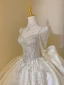 Vintage / Originale Ivoire Perlage Faux Diamant Paillettes Satin Robe De Mariée 2024 Robe Boule Encolure Carrée Manches Longues Dos Nu Noeud Tribunal Train Mariage
