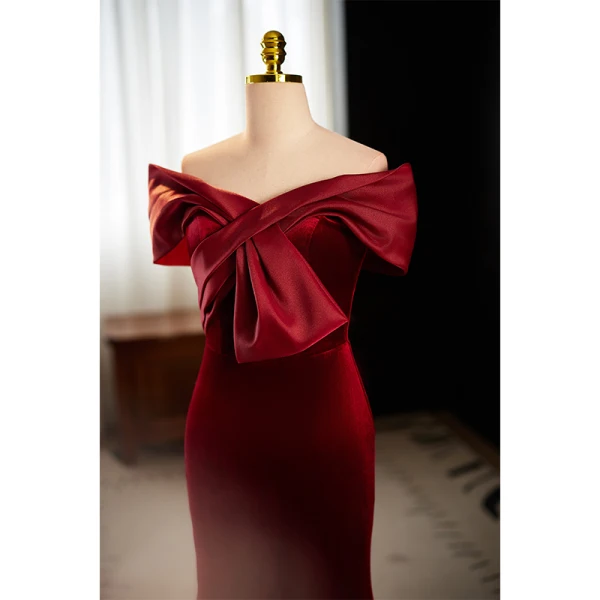 Elegante Bordeaux Flueel Galajurken 2023 Trompet / Zeemeermin Uit De Schouder Korte Mouwen Ruglooze Sweep Trein Gala Gelegenheid Jurken