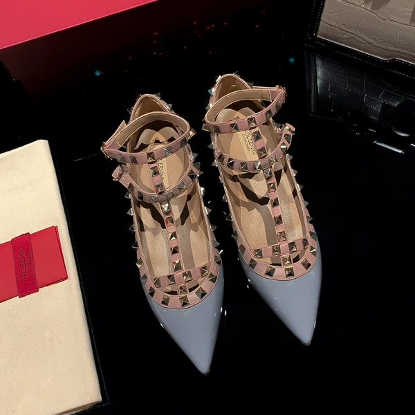 Charmant Blanche Été Vêtement de rue Plate Chaussures Femmes 2022 Cuir T-Strap Rivet À Bout Pointu Chaussures Femmes