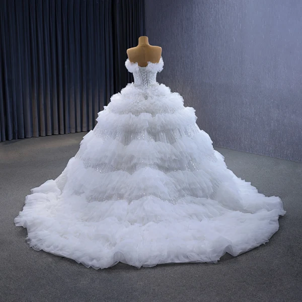 Luxus / Herrlich Weiß Perlenstickerei Pailletten Fallende Rüsche Brautkleider / Hochzeitskleider 2023 Ballkleid Bandeau Ärmellos Rückenfreies Sweep / Pinsel Zug Hochzeit
