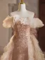 Glitzernden Charmant Gold Perlenstickerei Pailletten Gespaltete Front Fallende Rüsche Ballkleider 2024 Meerjungfrau Off Shoulder Kurze Ärmel Rückenfreies Sweep / Pinsel Zug Ball