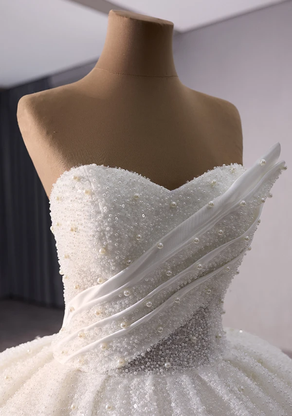 Luxus / Herrlich Weiß Handgefertigt Perlenstickerei Perle Pailletten Brautkleider / Hochzeitskleider 2024 Ballkleid Bandeau Ärmellos Rückenfreies Kapelle-Schleppe Hochzeit