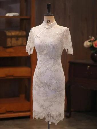 Chinesischer Stil Weiß Perlenstickerei Pailletten Abend Cheongsam 2026 Meerjungfrau Stehkragen Kurze Ärmel Knielang