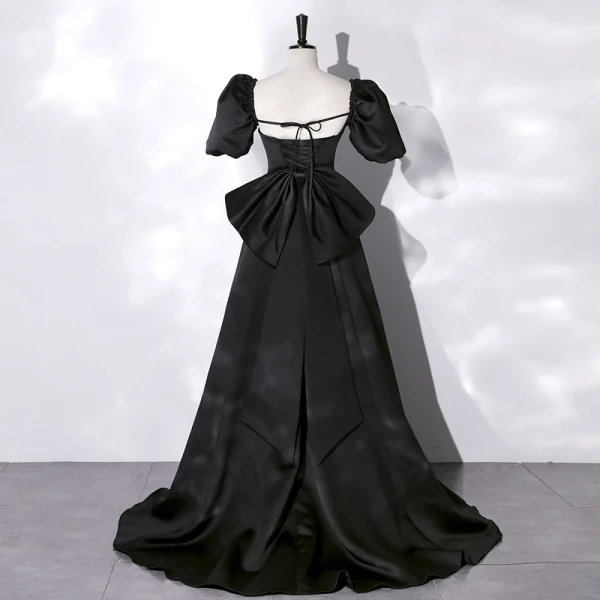 Élégant Noire Satin Robe De Bal 2022 Princesse Encolure Carrée Manches Courtes Dos Nu Noeud Train De Balayage Robe De Ceremonie