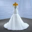 Luxe Blanche Fait main Perlage Faux Diamant Perle Paillettes Robe De Mariée 2022 Trompette / Sirène De l'épaule Manches Courtes Dos Nu Cathedral Train Mariage