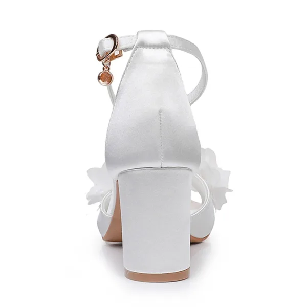 Schöne Weiß Applikationen Knöchelriemen Brautschuhe 2024 7 cm Thick Heels Peeptoes Hochzeit Sandaletten Hochhackige