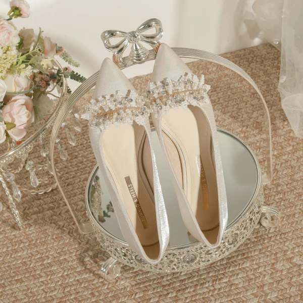 Elegant Beige Beading Pearl Rhinestone Satin Wedding Shoes 2024 3 cm Thick Heels Low Heel Pointed Toe Wedding Pumps High Heels