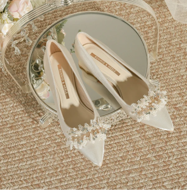 Elegant Beige Beading Pearl Rhinestone Satin Wedding Shoes 2024 3 cm Thick Heels Low Heel Pointed Toe Wedding Pumps High Heels