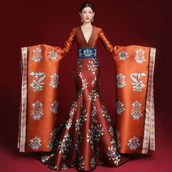Unique Style Chinois Bordeaux Impression Robe De Bal 2022 Trompette Sirène Satin V Cou Manches Longues Dos Nu Tribunal Train Robe De Ceremonie