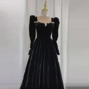 Style Audrey Hepburn Noire Faux Diamant Velours Robe De Bal 2024 Princesse Encolure Carrée Manches Longues Dos Nu Longue Promo Robe De Ceremonie