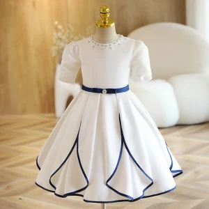 Chic Belle Ivoire Anniversaire Courte Robe Ceremonie Fille 2022 Princesse Encolure Dégagée Manches Courtes Perle Noeud Ceinture Robe Ceremonie Fille