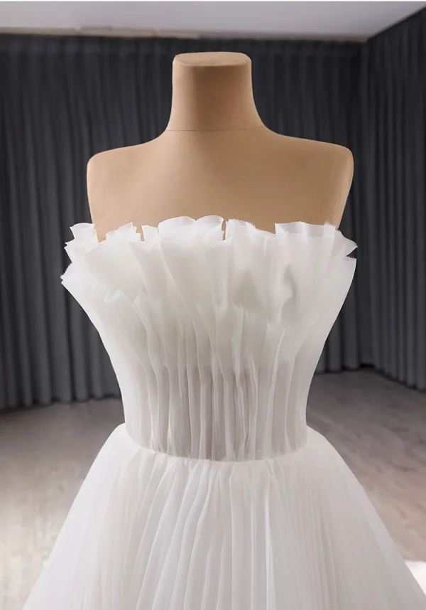 High-end White Flower Pleated Wedding Dresses 2024 A-Line / Princess Strapless Sleeveless Chapel Train Tulle Wedding