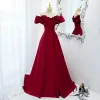 Élégant Princesse Rouge De Fiançailles Robe De Bal 2021 De l'épaule Bretelles croisées Longue Volants Satin Robe De Cérémonie